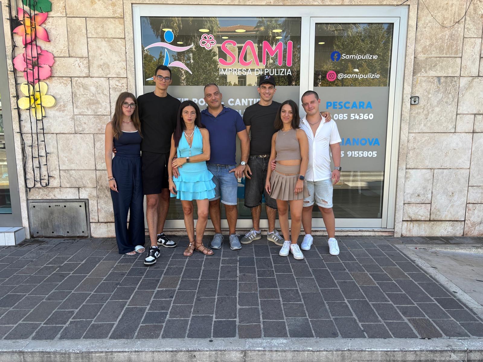Foto di gruppo davanti alla sede SAMI Pulizie